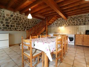 Kuchyň nebo kuchyňský kout v ubytování Ancien presbytère avec 3 chambres au pied d'une forteresse médiévale - FR-1-582-113