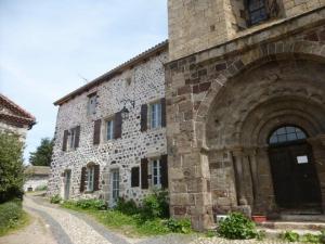 Fotografie z fotogalerie ubytování Ancien presbytère avec 3 chambres au pied d'une forteresse médiévale - FR-1-582-113 v destinaci Arlempdes