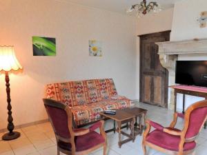ein Wohnzimmer mit einem Sofa und einem Tisch in der Unterkunft Gîte Ferrière-et-Lafolie, 4 pièces, 6 personnes - FR-1-611-3 