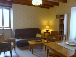 sala de estar con sofá y mesa en Gîte Aubepierre-sur-Aube, 3 pièces, 5 personnes - FR-1-611-52, 