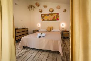 מיטה או מיטות בחדר ב-Tiliguerta Glamping&Camping Village