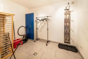Pokój ze ścianą z lustrem i wieszakiem na buty w obiekcie Wieseneck I - Apartment in Fügen w mieście Fügen