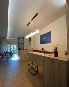 una grande stanza con cucina e sala da pranzo di U259 B&b a Napoli