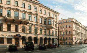 szereg budynków na ulicy miejskiej z samochodami w obiekcie Comfort Hotel w Petersburgu