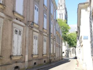 un vicolo in una città con un edificio di Gîte Angers, 1 pièce, 2 personnes - FR-1-622-6 ad Angers