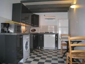 eine Küche mit schwarz-weiß kariertem Boden in der Unterkunft Gîte Tonnoy, 3 pièces, 4 personnes - FR-1-584-35 in Tonnoy