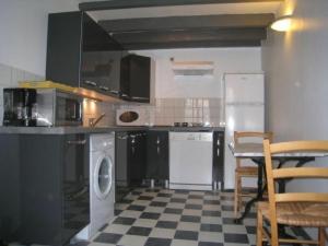 una cocina con suelo a cuadros en blanco y negro en Gîte Tonnoy, 3 pièces, 4 personnes - FR-1-584-35, en Tonnoy