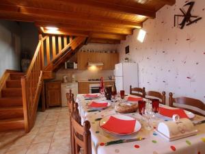 Kuchyň nebo kuchyňský kout v ubytování Gîte en pierre avec terrasses, proche de sites médiévaux, idéal pour famille avec équipements bébé. - FR-1-582-256