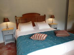 um quarto com uma cama com duas almofadas em Gîte Les-Villages-Vovéens, 5 pièces, 12 personnes - FR-1-581-63 