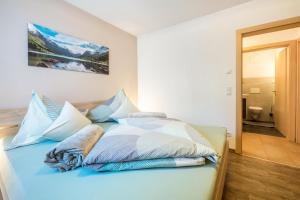Łóżko lub łóżka w pokoju w obiekcie Wieseneck I - Apartment in Fügen