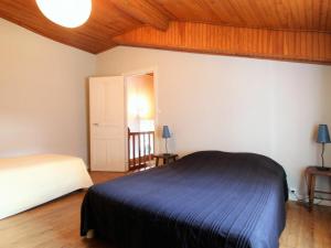 布萊勒的住宿－Gîte Blesle, 3 pièces, 4 personnes - FR-1-582-14，一间卧室设有一张床和一个窗口,拥有木制天花板