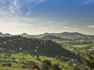 a view of a green valley with mountains in the background at Gîte familial au cœur des gorges de la Loire avec équipements bébé et loisirs extérieurs - FR-1-582-238 in Lavoûte-sur-Loire