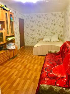 イヴァノヴォにあるОднокомнатная квартира у Академии МЧСのベッドとソファが備わる部屋