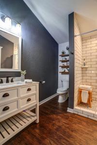 een badkamer met een wastafel en een toilet bij Blue Fish Cottage in Waterford