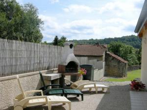 eine Terrasse mit einem Pizzaofen im Hinterhof in der Unterkunft Gîte Bourmont-entre-Meuse-et-Mouzon-Bourmont, 4 pièces, 6 personnes - FR-1-611-58 in Bourmont