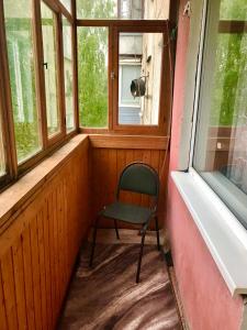イヴァノヴォにあるОднокомнатная квартира у Академии МЧСの窓のある部屋の角に椅子