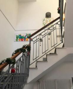 eine Treppe mit Weihnachtsdekoration in der Unterkunft Casa Amurusa & Romantic Room in Avola