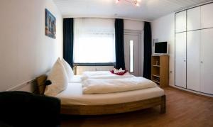 a bedroom with a bed with a flower on it at Apartment-EG-08 in Darmstadt