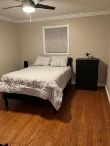 A bed or beds in a room at Arlington, VA for Lovers and Friends