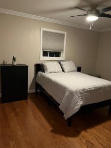 Ένα ή περισσότερα κρεβάτια σε δωμάτιο στο Arlington, VA for Lovers and Friends