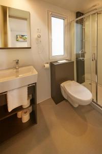 La salle de bains est pourvue d'un lavabo, de toilettes et d'une douche. dans l'établissement Premium Mobile Homes - Hotel & Resort Adria Ankaran, à Ankaran