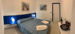 Un dormitorio con una cama con luces azules. en Villaggio Turistico Europeo en Catania