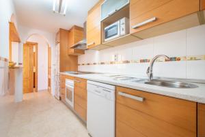 Kuchyň nebo kuchyňský kout v ubytování Apartment Es Mirador 2