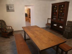 sala de estar con mesa de madera y silla en Gîte Fléville-Lixières, 4 pièces, 6 personnes - FR-1-584-166, 