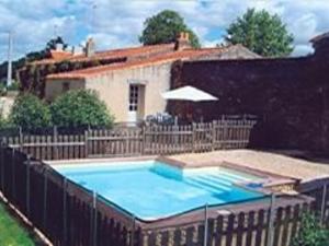 ein großer Pool mit einem Zaun um ihn herum in der Unterkunft Gîte Saint-Christophe-du-Ligneron, 3 pièces, 5 personnes - FR-1-426-258 in Saint-Christophe-du-Ligneron