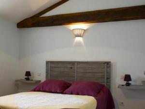 Gîte Foussais-Payré, 5 pièces, 8 personnes - FR-1-426-170 في Payré-sur-Vendée: غرفة نوم مع سرير مع اللوح الأمامي الخشبي