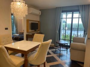 un salon avec une table, des chaises et un canapé dans l'établissement Espana Condo Resort Pattaya EVT, à Jomtien Beach