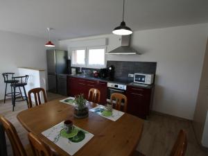 Η κουζίνα ή μικρή κουζίνα στο Gîte pour 4 avec terrasse couverte, parking privé et animaux acceptés - FR-1-589-367