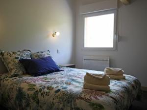 ein Schlafzimmer mit einem Bett mit Kissen und einem Fenster in der Unterkunft Gîte Combrimont, 3 pièces, 4 personnes - FR-1-589-367 in Combrimont