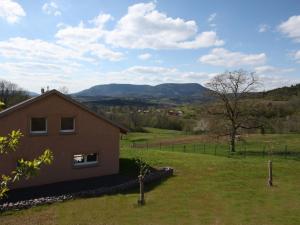 ein Haus auf einem Feld mit Bergen im Hintergrund in der Unterkunft Gîte Combrimont, 3 pièces, 4 personnes - FR-1-589-367 in Combrimont