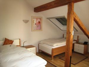 Rixbecker Alpen - Hotel Koch في ليبشتادت: غرفة نوم مع سرير بطابقين وسلم