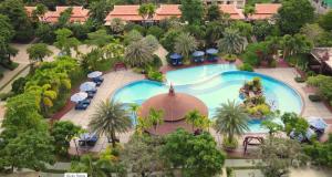 Bazén v ubytování Try Palace Resort Kep nebo v jeho okolí