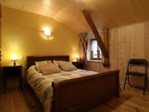 una camera con un grande letto in una cabina di Gîte Saint-Julien-des-Chazes, 5 pièces, 9 personnes - FR-1-582-17 a Saint-Julien-des-Chazes