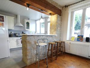 Maison avec piscine privée et jardin à 5 min du Puy-en-Velay, idéale pour découvrir la Haute-Loire - FR-1-582-320 في Espaly-Saint-Marcel: مطبخ مع كونتر وبعض الكراسي فيه