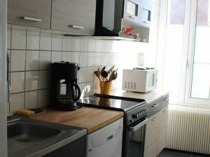 een keuken met een wastafel en een fornuis top oven bij Gîte Toul, 4 pièces, 7 personnes - FR-1-584-74 in Toul