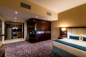 Gulta vai gultas numurā naktsmītnē Golden Tulip Doha Hotel