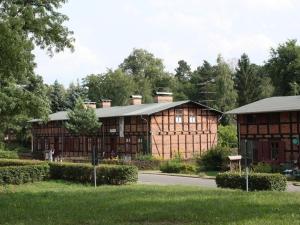 un grande edificio in legno sul lato di una strada di Ferienwohnung Am Roten Schloss a Glashütte