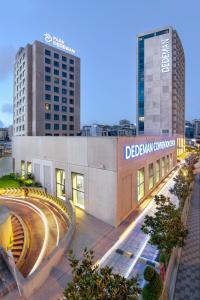 un bâtiment avec un panneau dans une ville dans l'établissement Dedeman Bostanci Istanbul Hotel & Convention Center, à Istanbul