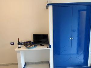 un armario azul junto a un escritorio con ordenador en Villaggio Turistico Europeo en Catania