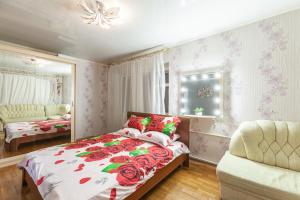 トリヤッチにある1-комнатная квартираのベッドルーム1室(赤いバラのベッド1台付)
