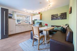 kuchnia i salon z kanapą i stołem w obiekcie Wieseneck I - Apartment in Fügen w mieście Fügen