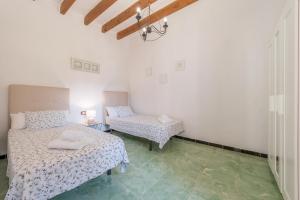 A bed or beds in a room at Finca Ca'n Puig