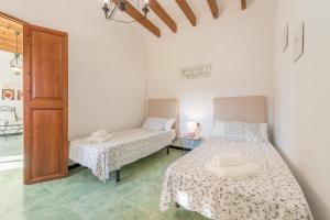 A bed or beds in a room at Finca Ca'n Puig