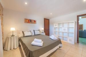 A bed or beds in a room at Finca Ca'n Puig