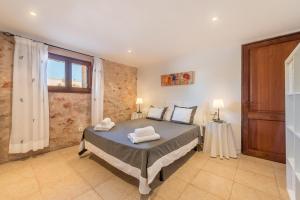 A bed or beds in a room at Finca Ca'n Puig
