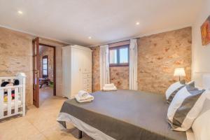 A bed or beds in a room at Finca Ca'n Puig